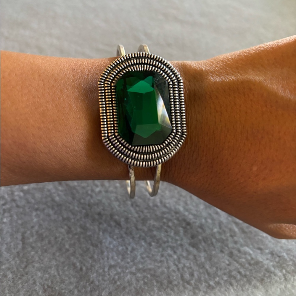 paparazzi Silver-Tone Cuff Bracelet with Emerald Green Stone